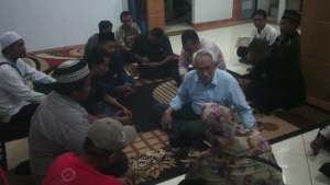 Tampak pihak keluarga korban sedang berkumpul di rumah duka, Serua, Ciputat.