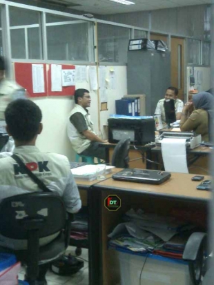 Serang- Suasana saat tim KPK geledah salah satu Instansi SKPD di Banten,Selasa (25/2)