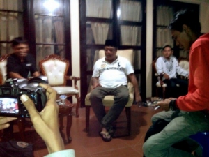 Serang- Jaeng Rana menceritakan kepada awak media tentang kedatangan KPK ke rumhnya.Kamis (13/2)DT