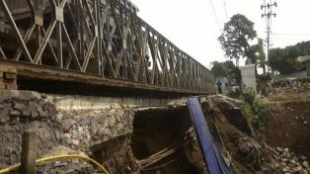 Bogor- Jembatan Caringin ambruk,Perjalanan arah Sukabumi macet total.mimggu(10/110dt