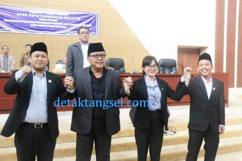 Empat pimpinan definitif DPRD Tangsel. Haji Ocil, Iwan Rahayu, Li Claudia Chandra dan Mustofa.