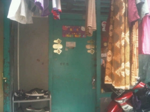 rumah ibu korban penganiyaan  di Jalan Ir. Juanda Gang Saimin Rt02/01 No 7, Kelurahan Rempoa, Kecamatan Ciputat Timur oleh orang tak dikenal
