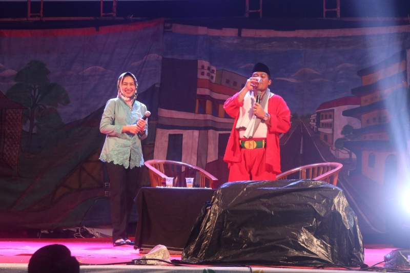 Walikota Airin Rachmi Diany dan Kapolres Tangsel, AKBP Fadly adu akting di festival lenong 2017 lalu. 