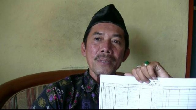 Ketua PKBM SILIWANGI  Anwar, menunjukkan data ke 17 peserta UN paket B di duga fiktif kepada wartawan, Rabu (6/5).