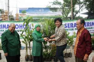 Perwakilan Alam Sutera memberikan simbolis pohon untuk penghijuan di Kota Tangerang. 