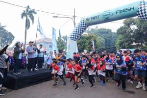Disambut Antusias Warga, Benyamin Lepas Peserta Road To Tangsel Marathon di Pondok Aren