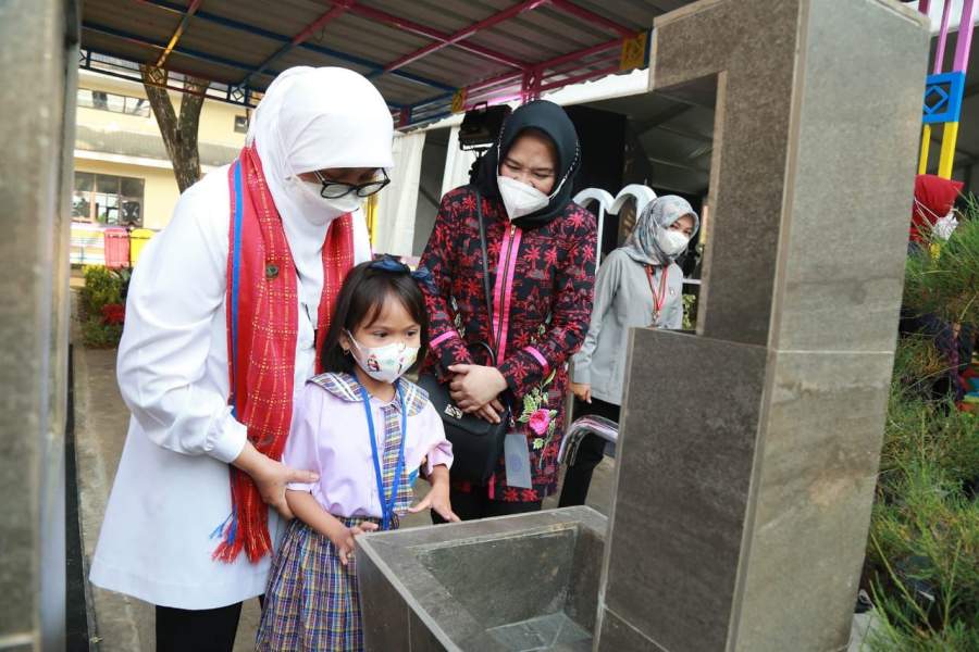 Bunda Paud Provinsi Banten Tine Al Muktabar Dampingi Ibu Negara RI Iriana Joko Widodo Kunjungi SKB PAUD Bina Insani