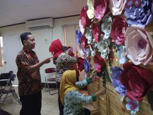 Puluhan Emak-emak Dilatih Pembuatan Paper Flower