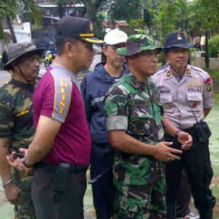 Tangerang- Komandan Kodim 0506 Tangerang Letkol Inf Rudi Hermawan S.H, S.IP saat meninjau Posko Banjir dan Dapur Lapangan, kamis(16/1)DT