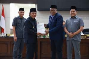 Pj Gubernur Banten Al Muktabar Sampaikan Nota Pengantar Raperda Pertanggungjawaban ABPD 2022