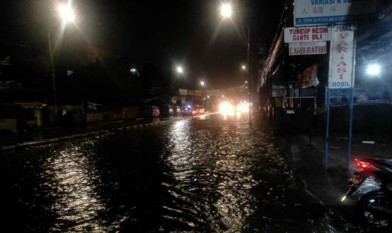 Hujan Deras Dinihari Tadi, Jalan Dewi Sartika Ciputat Digenangi Air