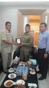 Kepala BPBD Kota Tangsel Chaerudin (kiri) secara simbolis memberikan bantuan bencana alam ke Pemkab Pidie Jaya.
