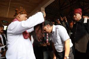 Ikat Tolopong Sambut Kehadiran Pj Gubernur Banten Al Muktabar di Kasepuhan Cisungsang