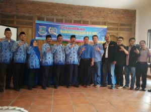 Acara pelantikan pengurus Sekretariat BPSK Kota Tangsel di Rumah Makan Remaja Kuring, Serpong. Rabu (17/06)