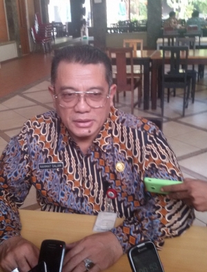 Kepala BLHD Kota Tangsel Rahmat Salam saat diwawancara di Rumah Makan Telaga Seafood, BSD Serpong, Kamis (09/07/2015).