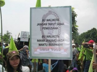 Aksi demo buruh di Pemkot Tangsel,Tuntut janji Airin.Kamis (31/10).DT