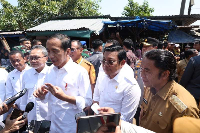 Pj Gubernur Banten Al Muktabar Dampingi Presiden Jokowi Tinjau Harga dan Barang di Pasar Kranggot