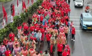 Kader PDI Perjuangan Kota Tangsel saat mengikuti gerak jalan sehat dan parade festival kebudayaan di BSD, Serpong.