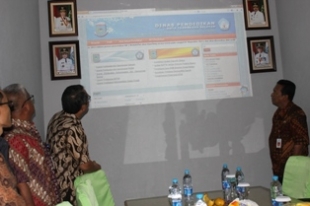 Serpong- Wakil Walikota tangsel Benyamin davnie di dampingi Mathoda Kadis Dindik Meninjau Website Dindik.Kamis (07/11)DT