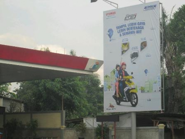 Reklame tak berijin di Jl. Graha Raya, Pondok Aren
