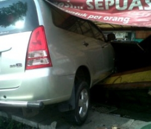 Pamulang- Mobil Innova yang menabrak tukang tape hingga tewas.Jum&#039;at (08/11)