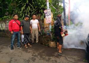 Pengurus PDI Perjuangan PAC Ciputat bersama warga lakukan fogging di wilayah RT 01/05 Kelurahan Sawah, Ciputat.