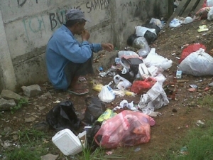Potret orang miskin di Tangsel, seorang warga rela makan nasi bekas diantara tumpukan sampah (by Hendra)