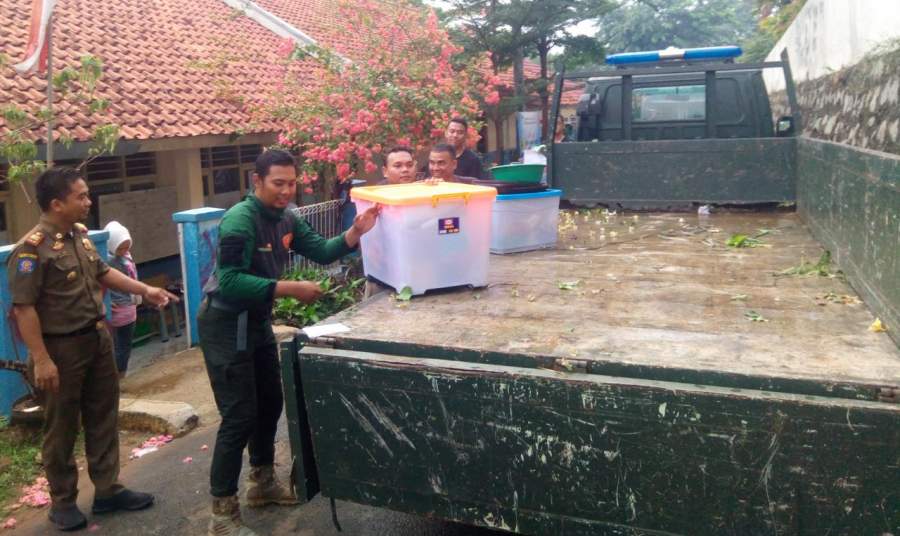 Pol PP Tangsel evakuasi barang-barang milik SKh Assalam 01 Serpong.