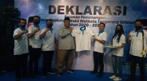 : Ketua Tim Pemenangan pasangan Ben-Pilar, Eko Supriyadi menerima cinderamata berupa kaos dari Ketua Dewan Pembina Jappri Tangsel, Istizar Nusantara.
