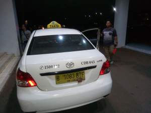 Taksi ekpress yang dirampok kawanan pemuda di Pondok Aren, Kota Tangsel.