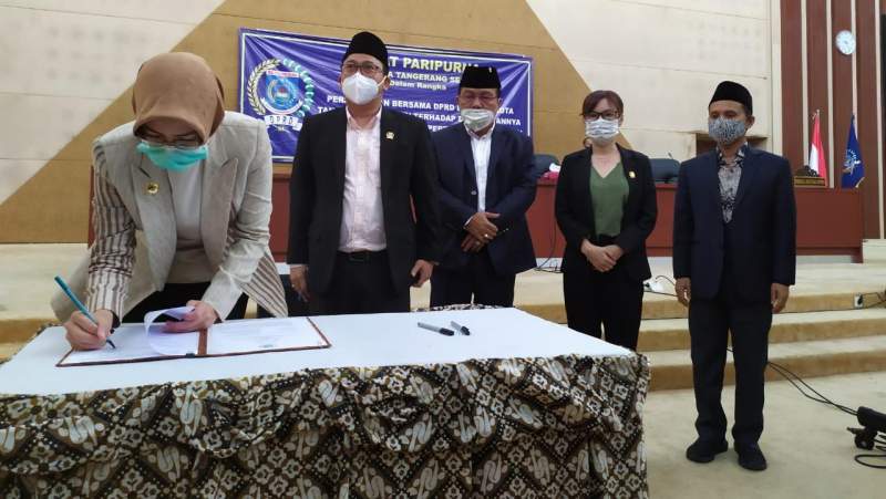 Walikota Airin dan DPRD Tangsel tandatangani Raperda APBD 2019
