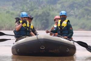 Tim Rescue Pol PP Tangsel lakukan penyisiran sungai Cisadane terkait dugaan buaya lepas dari penangkaran di wilayah Bogor