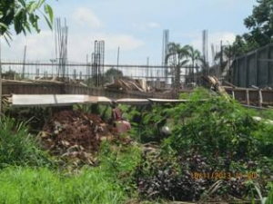 Pamulang- Pagar setinggi 6 meter roboh menimpa dua rumah warga hingga rusak berat,Senin (18/11)DT