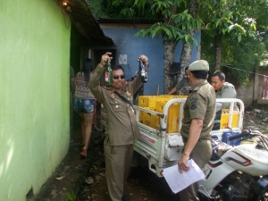 Petugas Pol PP Tangsel saat mendata warem di Pondok Kacang Barat. Diketahui, dalam pendataan tersebut petugas mendapati miras disalah satu warem di wilayah tersebut.