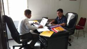 Sekretaris PDI Perjuangan Kota Tangsel, Iwan Rahayu saat klarifikasi dugaan pelanggaran APK di Bawaslu Tangsel.