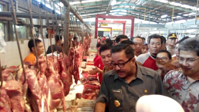 Gubernur Banten, Rano Karno saat sidak di salah satu lapak penjual daging yang ada di pasar Modern BSD, Serpong.