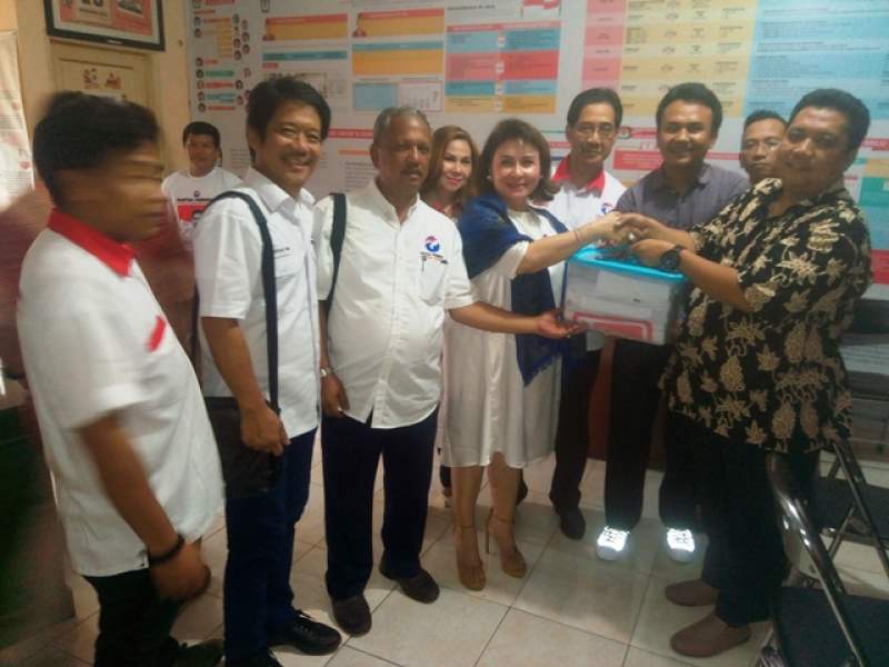  Ketua DPD Partai Perindo Kota Tangsel Julia Mihardja saat menyerahkan berkas persyaratan partai kepada Ketua KPU Tangsel, M Subhan.
