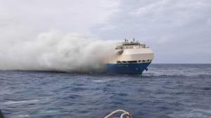 Kapal Felicity Ace tertutup asap putih saat terbakar selama beberapa hari di lautan. Kapal pengangkut 4.000 mobil mewah itu akhirnya tenggelam (Portuguese Navy via AP)