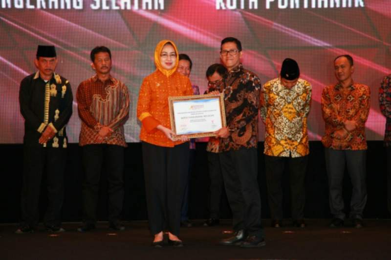 Wali Kota Tangerang Selatan Airin Rachmi Diany menerima penghargaan pada janga IAA 2017.