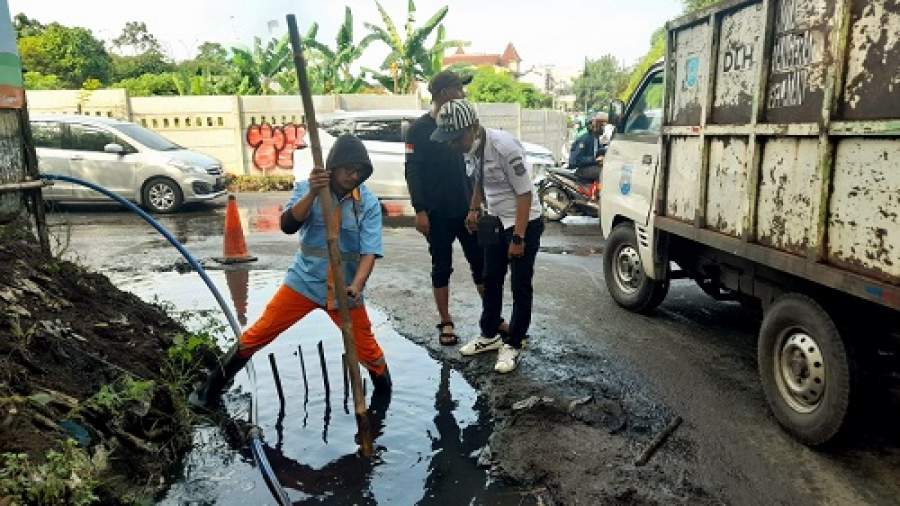  Petugas dari DLH Tangsel saat bersih-bersih sampah di saluran air yang ada pertigaan jalan Tanah Tingal, Ciputat.