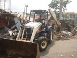 Bogor- Lapak mayor oking diratakan buldozer.(dt)