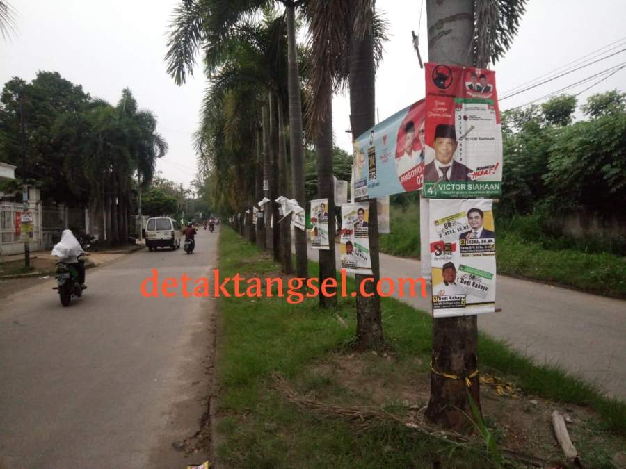 Sejumlah APK Pemilu 2019 yang masih tertempel di jalan utama Komplek Bukit Nusa Indah, Ciputat.