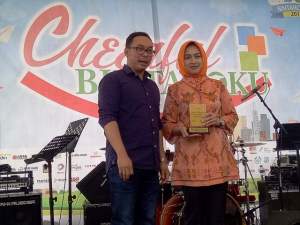 Wali Kota Tangsel Airin Rachmi DIany menerima kenang-kenangan dari Bintaro Jaya.