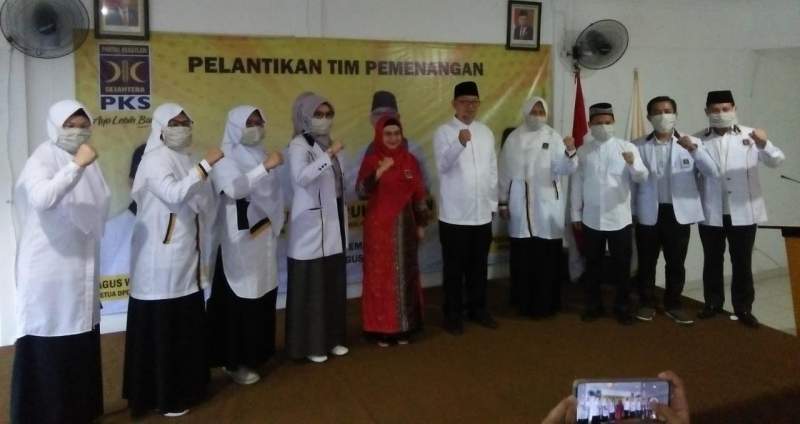 Siti Nur Azizah Ma&#039;ruf dan Ruhamaben saat pelantikan tim pemenangan