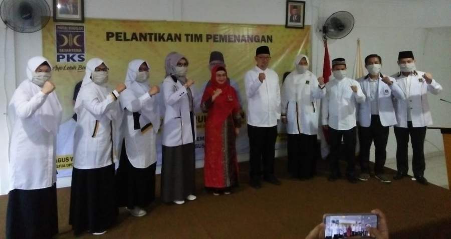 Siti Nur Azizah Ma'ruf dan Ruhamaben saat pelantikan tim pemenangan