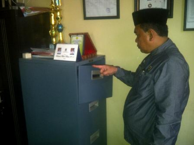 Sekretaris Kelurahan Jurang Mangu Barat, HM. Ali saat menunjukan Loker yang terbuat dari besi yang di congkel maling