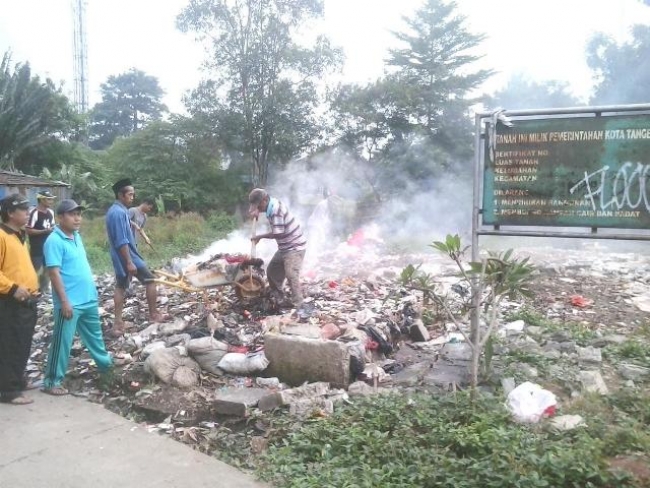 Warga Pondok Aren saat kerja bakti membersihkan sampah di TPS Liar