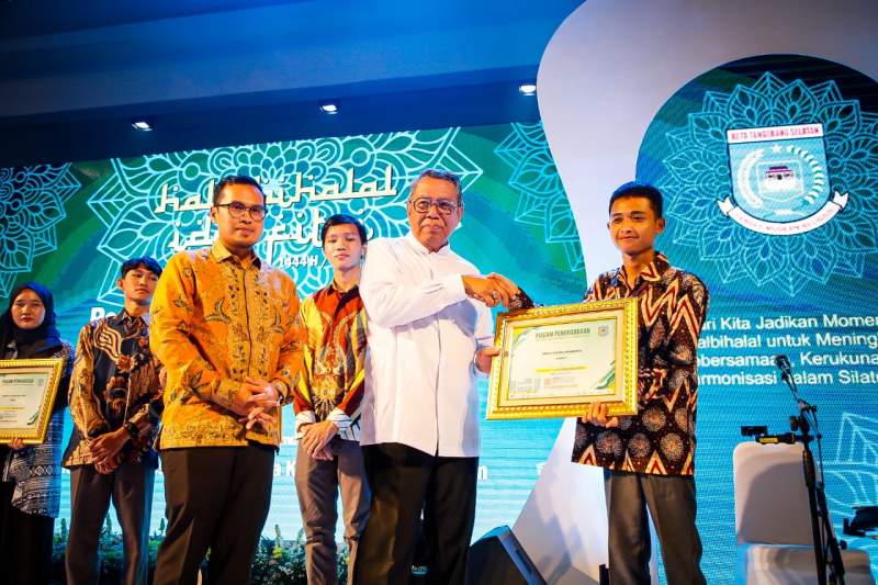 Benyamin Berikan Penghargaan Pemenang Lomba Cyber Security Tingkat Nasional