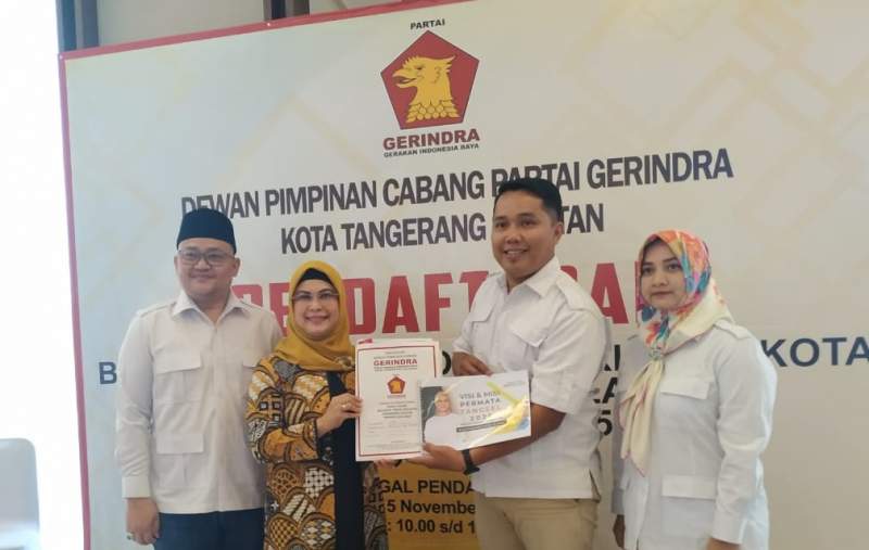 Siti Nur Azizah Ma&#039;ruf saat kembalikan form penjaringan Balon wali kota di DPD Gerindra Banten, Sabtu (9/11/2019).