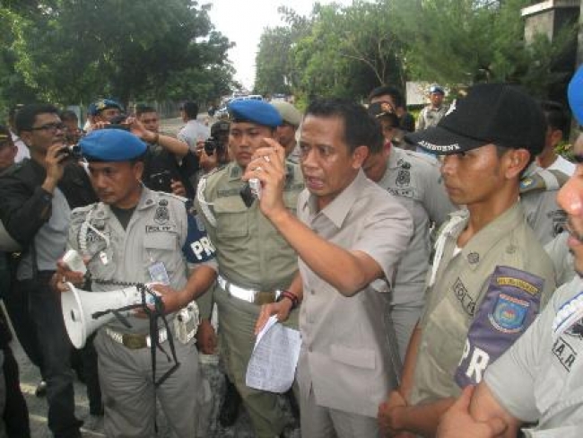 Drajat Sumarsono, Anggota Komisi IV DPRD Tangsel saat berdialog dengan para pengunjuk rasa beberapa waktu lalu